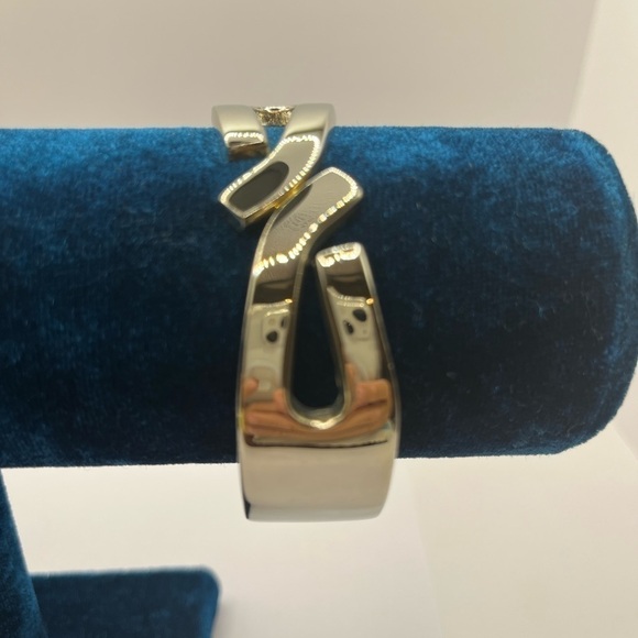 Bracelet Contemporary Style Big Bold hinged Clapper-style silver plated cuff - Picture 8 of 9